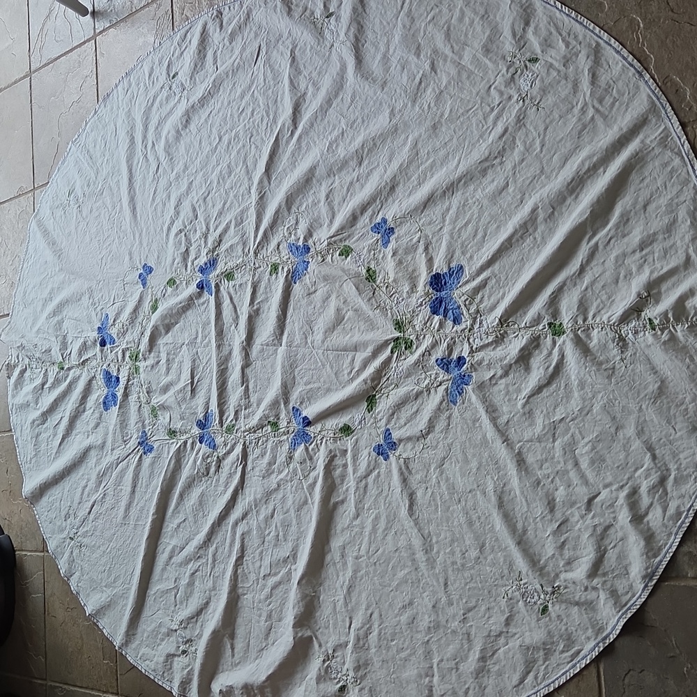 Cottagecore Vintage Hand Embroidered Applique Butterfly Oval Tablecloth - Picture 16 of 17